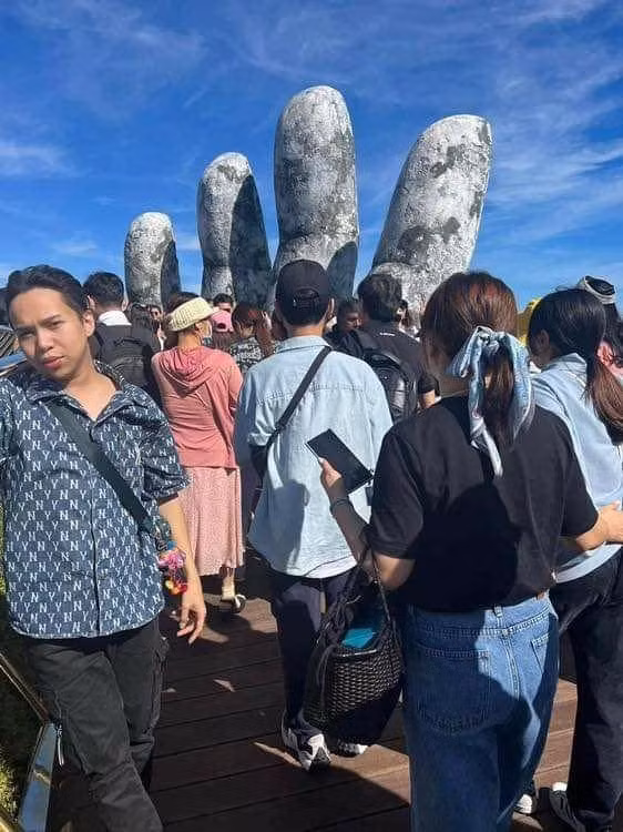 Cụ thể, chàng trai này cùng bạn mình đi du lịch Đà Nẵng và đến check in ở Cầu Vàng. Có lẽ muốn có ảnh kỷ niệm nên chàng trai đã nhờ bạn thân chụp ảnh.