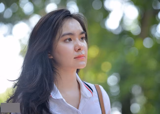 Hồ Thiên Trang (cựu nữ sinh trường THPT Trần Phú, Hà Nội) là một trong những gái xinh gây chú ý nhất kỳ thi THPT Quốc gia 2019. Cô nàng nổi tiếng bởi hình ảnh cười rạng rỡ tại điểm thi sau khi kết thúc môn thi Tiếng Anh vào chiều 26/6/2019.