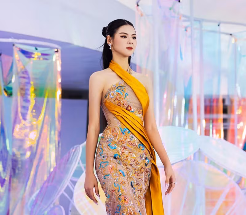 Người đẹp có kinh nghiệm làm mẫu ảnh, năng khiếu dẫn chương trình.