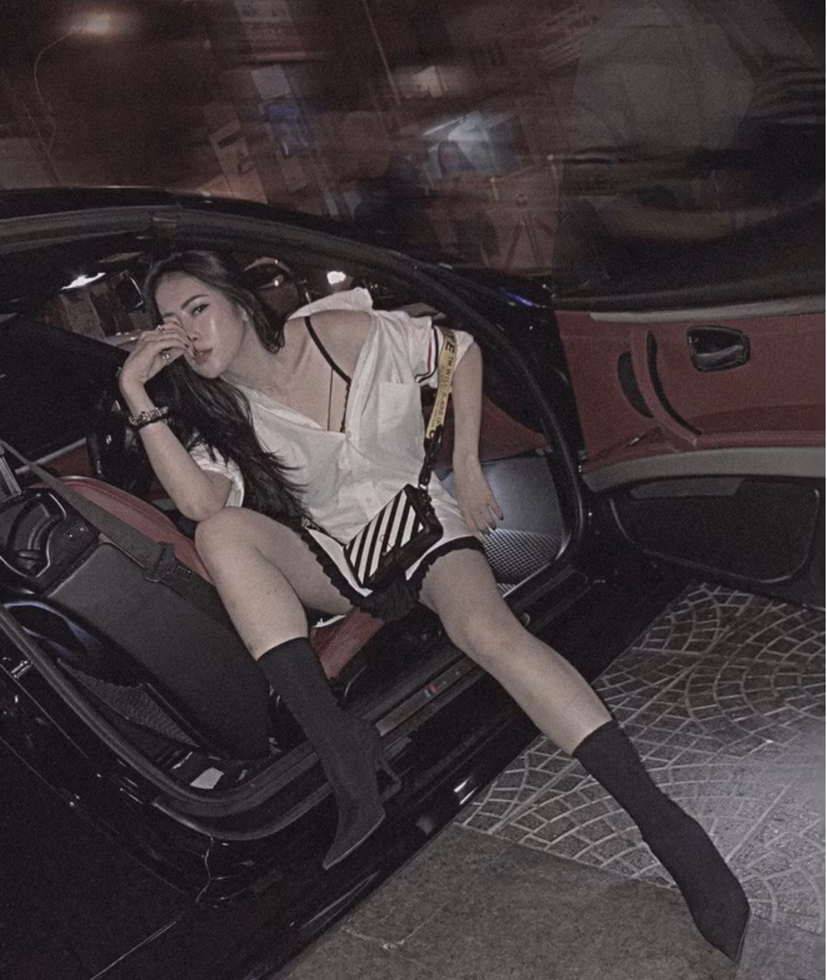 Cô còn được biết đến là "hot girl siêu xe" khi thường xuyên thả dáng bên những xế hộp tiền tỷ như BMWi8, Audi R8, Ferrari 488, Porsche 911...