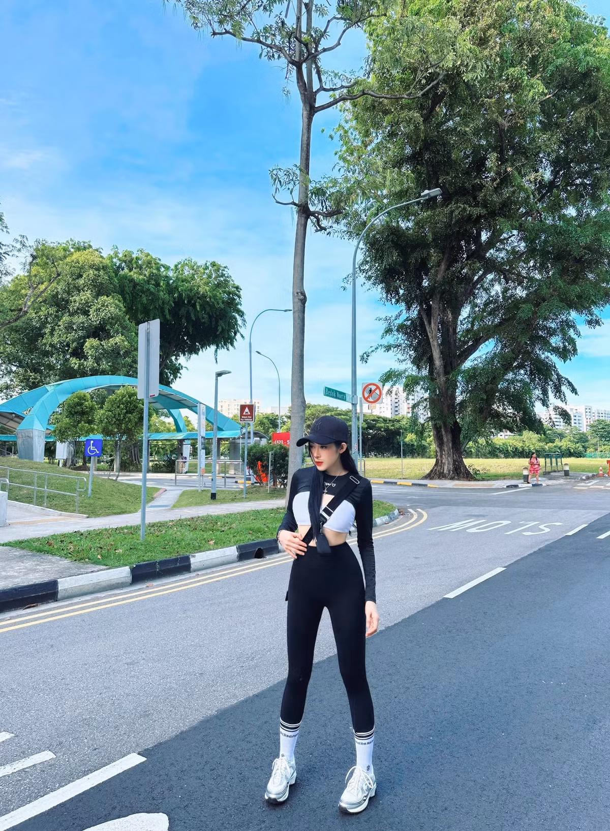 Tạo dáng bên siêu xe, người đẹp vô cùng nổi bật và cuốn hút.