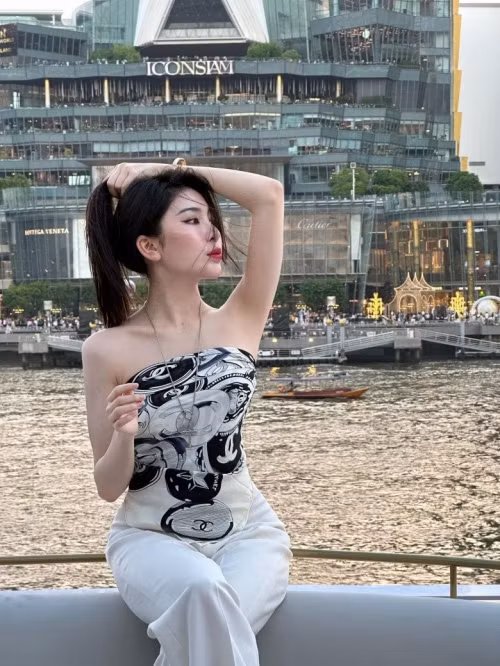 Thỉnh thoảng hot girl đình đám nhận lời làm mẫu lookbook của các thương hiệu.