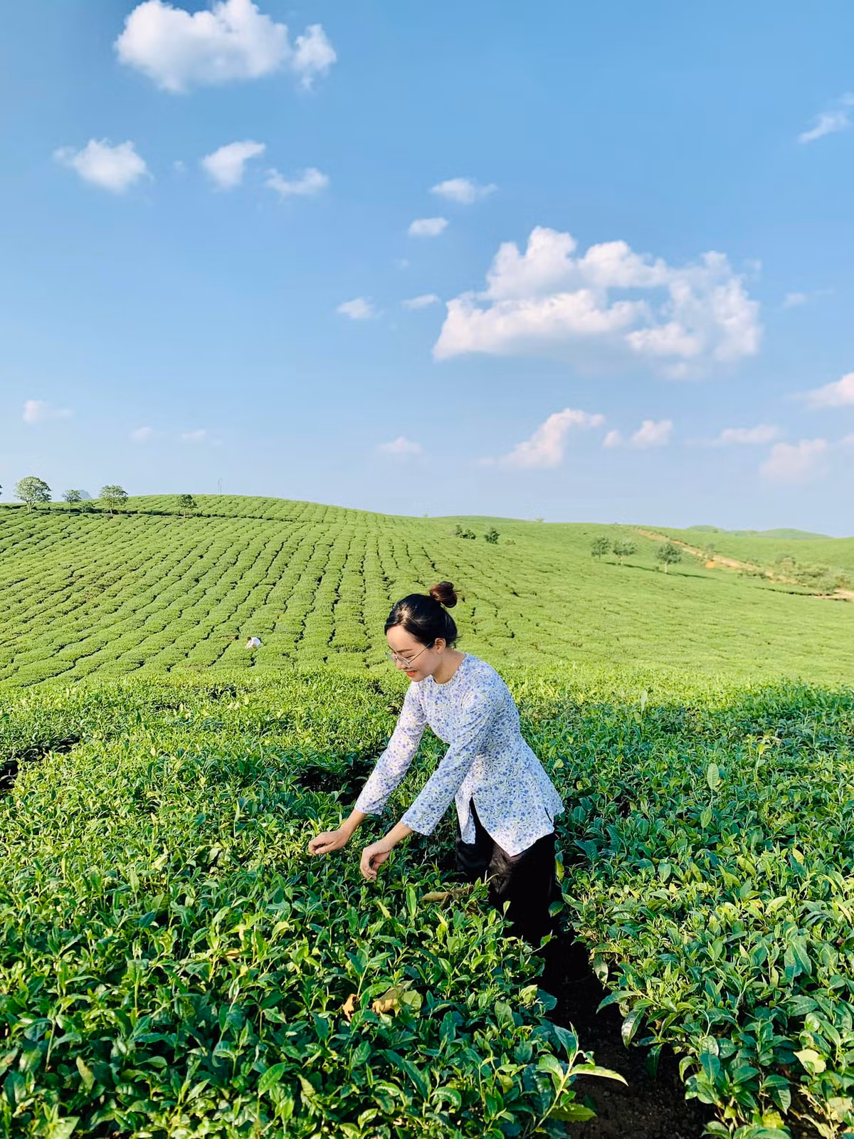 Khoác lên mình chiếc áo bà ba truyền thống, Út không chỉ khéo tay trong những món ăn thân thuộc mà còn tự tay mình làm ra những vật dụng trong gia đình như rổ rá, võng hay cà ràng. Ảnh: Fanpage Út về vườn