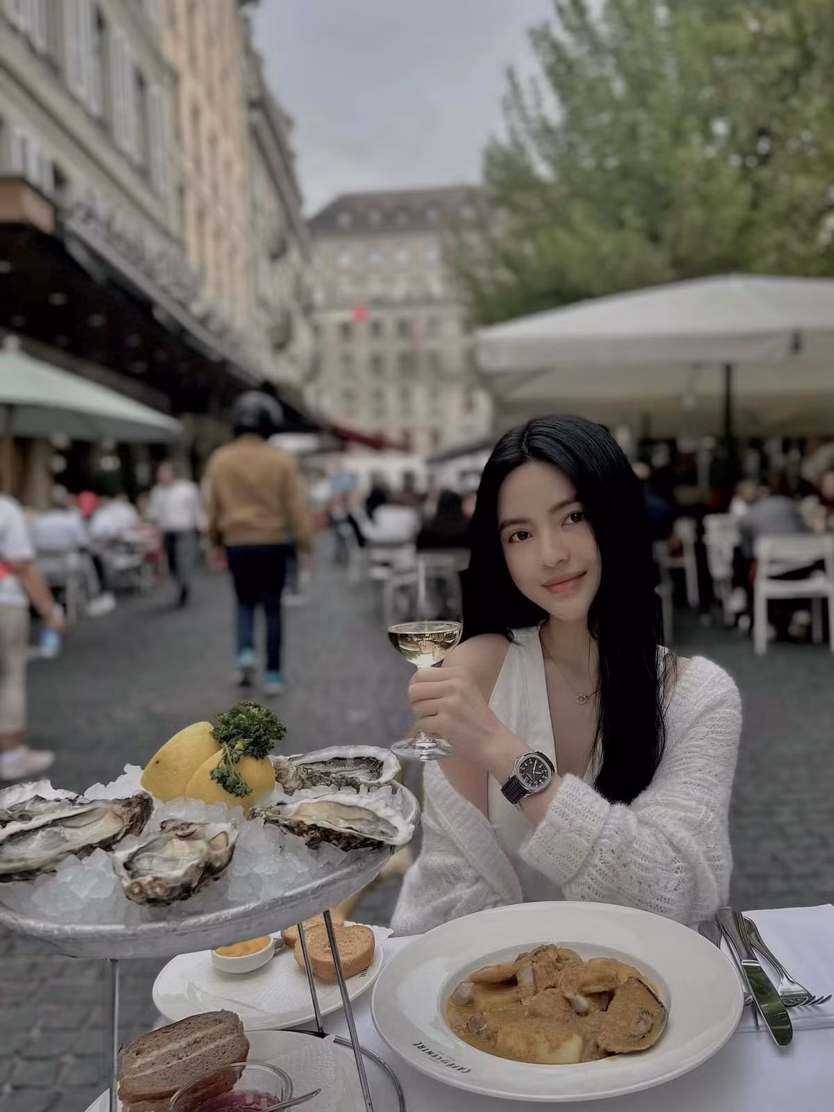Chu Thanh Huyền (1994) là một trong những hot girl khá nổi tiếng trên mạng xã hội nhờ vẻ đẹp vừa ngọt ngào vừa cá tính.