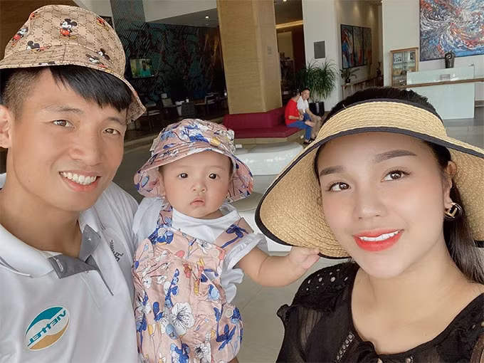 Điều này khiến người hâm mộ của cặp đôi “thở phào” sau những đồn đoán rạn nứt tình cảm. Bởi Bùi Tiến Dũng và Nguyễn Khánh Linh là một trong số những cặp đôi đẹp của làng bóng đá, sở hữu lượng fan lớn.