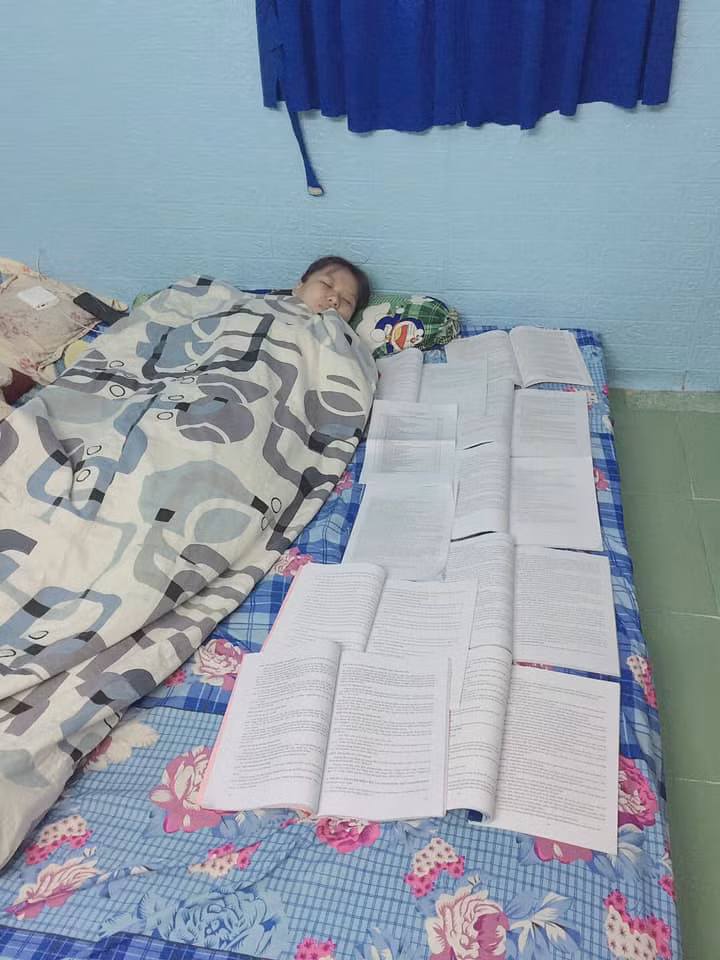 Thay vì học hành nghiêm túc như ở trường, nhiều cô cậu học trò lại nghĩ ra muôn vàn chiêu trò hay ho để tạo cảm giác yên tâm trước kỳ thi tốt nghiệp THPT.