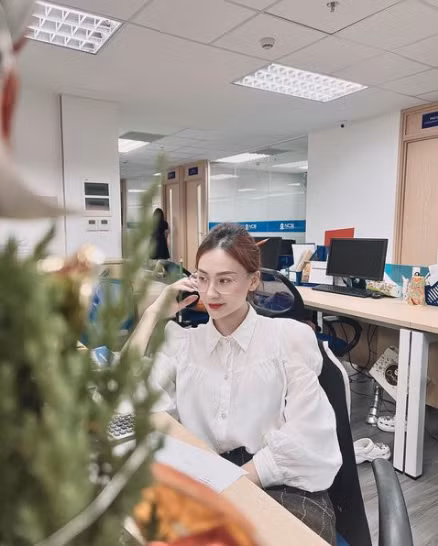 Được biết tên thật của cô nàng là Lê Ngọc Ánh, hiện tại đang sinh sống ở TP.HCM và làm việc ở một ngân hàng.