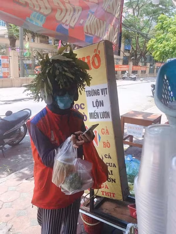 Ngoài ra shipper cũng trang bị kín mít cơ thể bằng mũ bảo hiểm, kính mắt, khẩu trang, quần áo dài tay, đi tất.