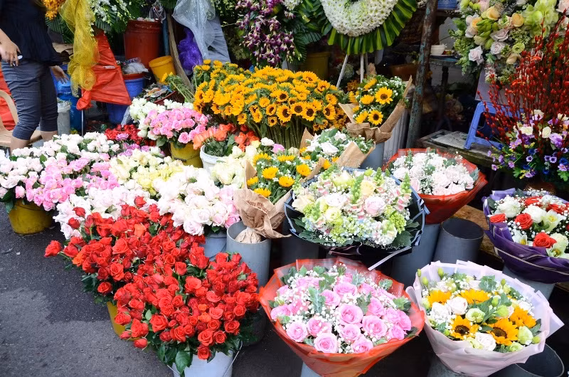 Hiện nay, phố chuyên doanh hoa khu vực Hồ Thị Kỹ có khoảng 110 hộ kinh doanh về các mặt hàng hoa tươi và phụ kiện ngành hoa...