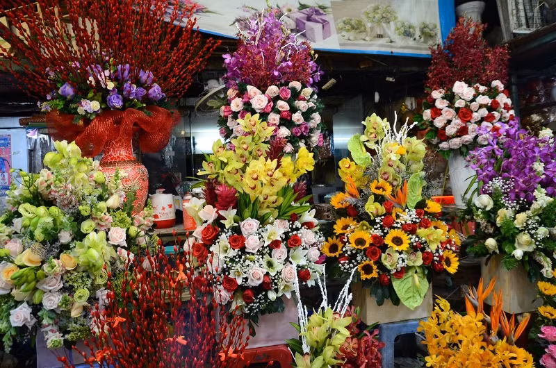 Trong những dịp lễ, Tết, phố chuyên hoa càng trở nên nhộn nhịp, sầm uất, đông đúc và hối hả hơn.