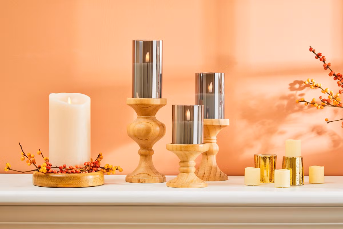 Nếu đặt nến thơm gần cửa sổ, ánh sáng mặt trời sẽ gây ra quá trình oxy hóa, phá vỡ các thành phần thơm và thuốc nhuộm của nến, ảnh hưởng đến mùi hương và màu sắc của nến. Để hạn chế điều này, bạn nên cất nến ở nơi kín đáo hay kệ trong khu vực bóng râm.