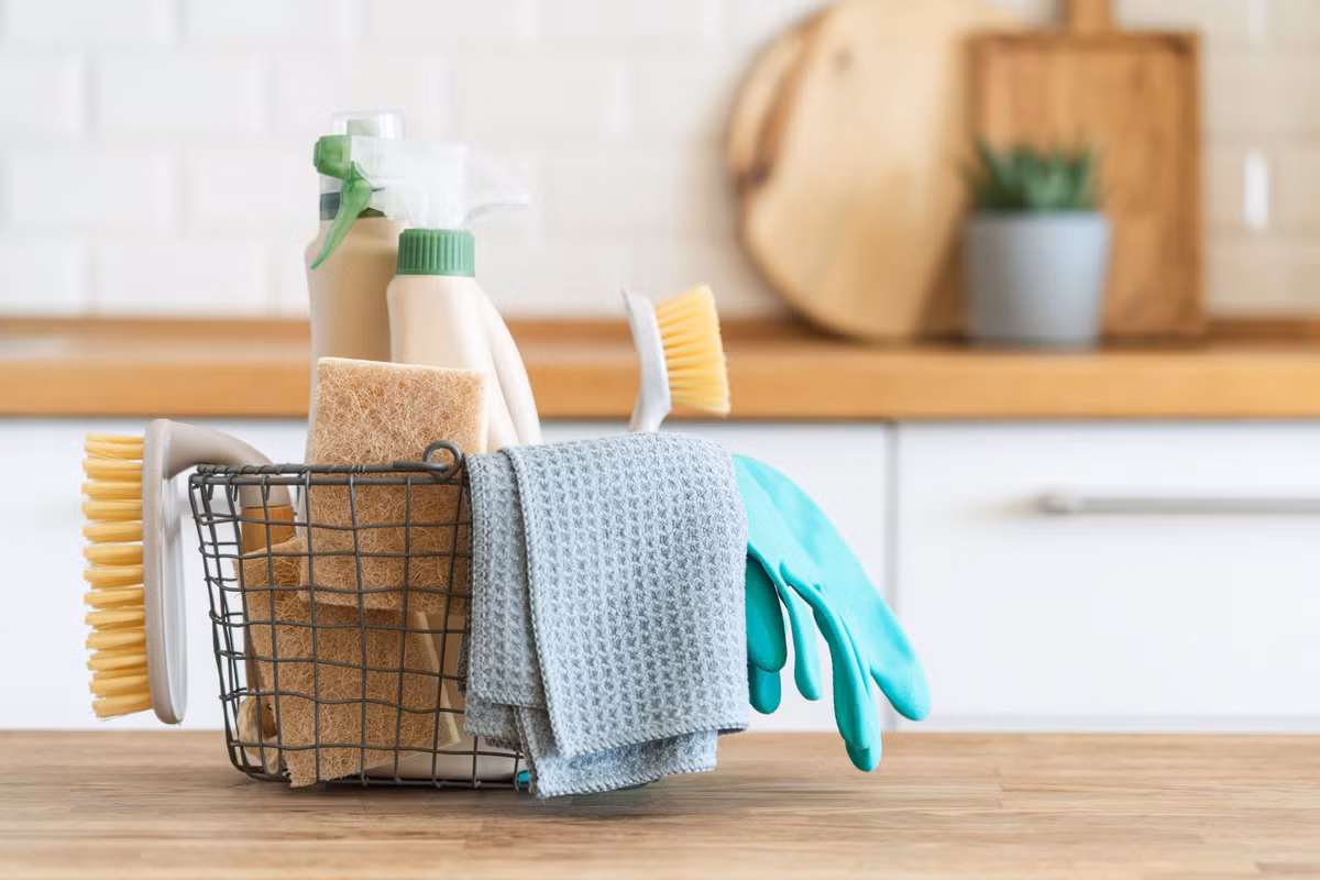 Mặc dù ánh sáng mặt trời có thể là một chất hỗ trợ lên men cho dung dịch vệ sinh tự chế của bạn nhưng nhiệt độ trong ánh sáng có thể tạo ra các phản ứng hóa học, ảnh hưởng đến chất lượng của dung dịch hóa chất bạn mua từ cửa hàng. Vị trí tốt nhất để cất hóa chất tẩy rửa là dưới bồn rửa hoặc nơi nào đó mát mẻ, khô ráo và xa tầm với của trẻ nhỏ.