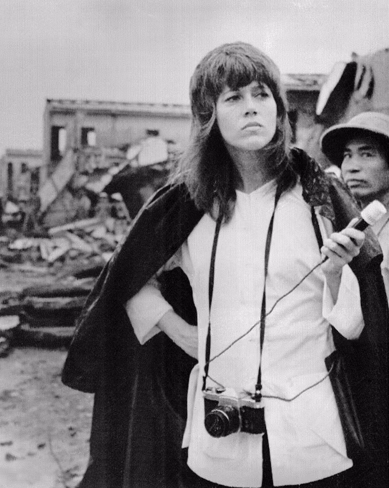 Jane Fonda tại khu Trương Định ở trung tâm quận Hai Bà Trưng ngày 18/7/1972, nơi bị không quân Mỹ tàn phá nặng nề.