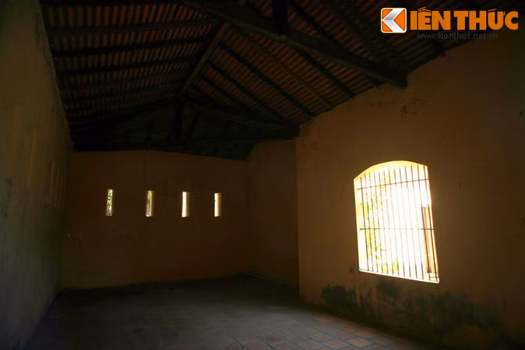 Lao động khổ cực thế nhưng tù nhân chỉ được ăn cơm ít ỏi với cá ươn, lại thường xuyên bị tra tấn với nhiều hình thức man rợ như kẹp điện vào mang tai cho điện giật,…