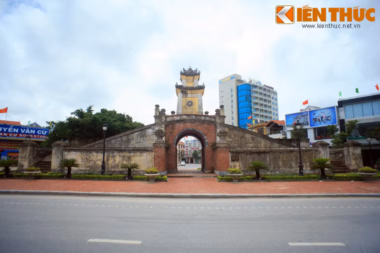 Thành nằm ở phường Hải Đình, trung tâm thị xã Đồng Hới, tỉnh Quảng Bình, thành cổ Đồng Hới là nơi ghi dấu nhiều sự kiện lịch sử quan trọng của mảnh đất Quảng Bình. Ảnh: Cổng Bắc thành Đồng Hới.
