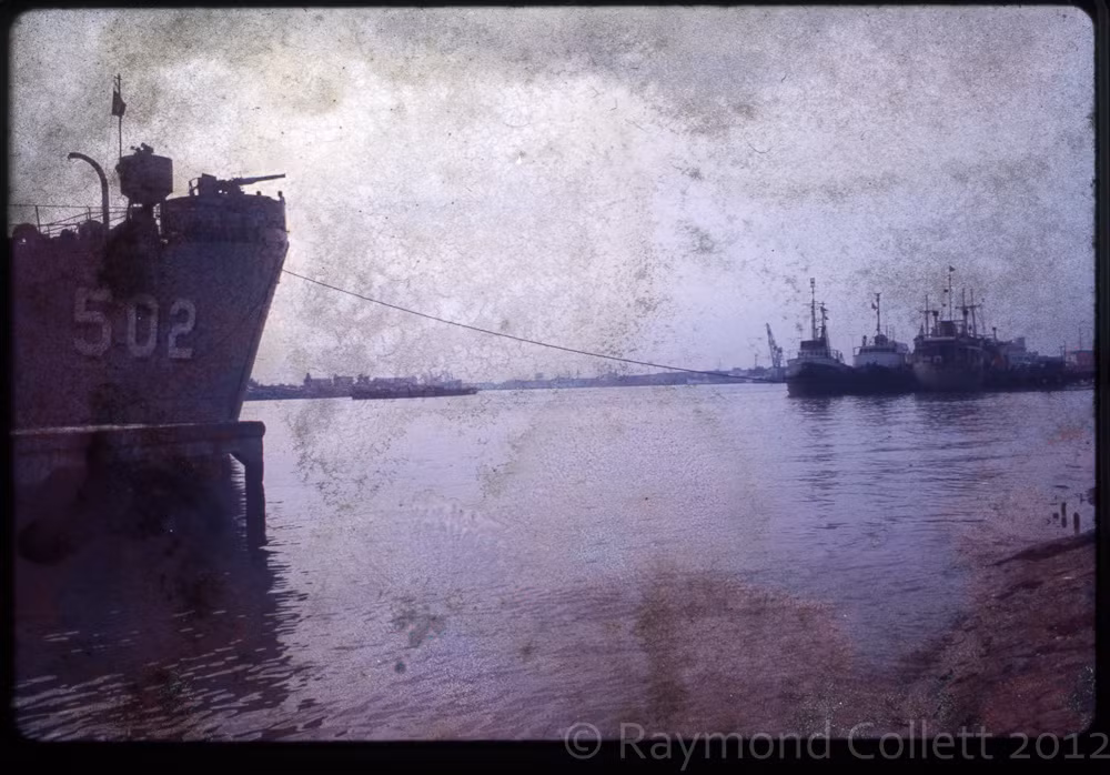 Tàu chiến Mỹ trên sông Sài Gòn.
