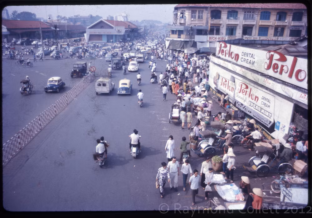 Một góc chợ Bến Thành nhìn từ trên cầu vượt bộ hành trước chợ.