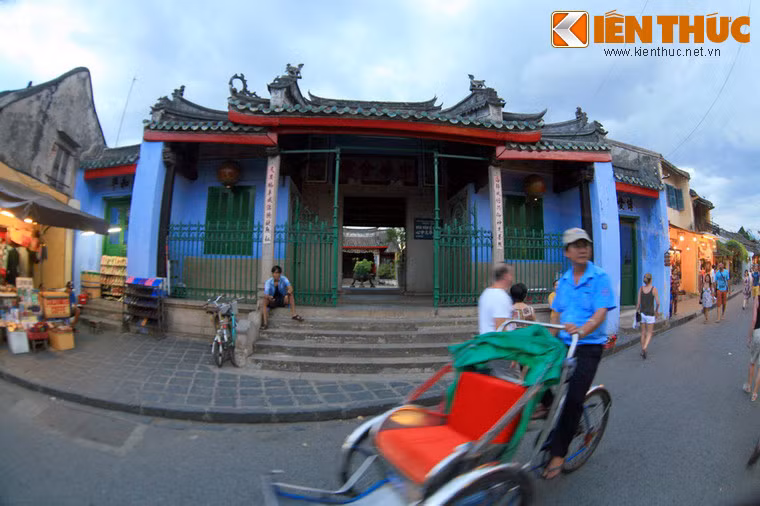Tọa lạc ở số 64 phố Trần Phú, hội quán Ngũ Bang (còn có tên gọi là Hội quán Dương Thương hay Trung Hoa Hội Quán) là hội quán của người Hoa xuất hiện sớm nhất ở Hội An.