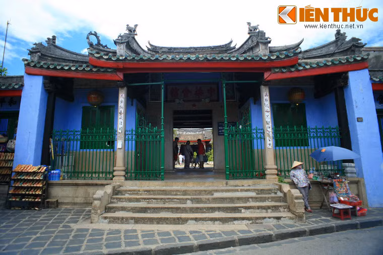 Hội quán này được xây dựng từ năm 1741 với sự đóng góp của các thương nhân đến từ 5 bang: Phúc Kiến, Triều Châu, Quảng Đông, Hải Nam, Gia Ứng. Đó cũng là nguồn gốc của tên gọi Ngũ Bang.