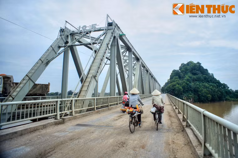 Tại vị trí của cầu từng có một cầu vòm thép do Pháp xây dựng năm 1904, bị phá hủy năm 1946 trong chiến dịch tiêu thổ kháng chiến. Năm 1962 cầu Hàm Rồng mới được khởi công xây dựng, khánh thành ngày 19/5/1964. Cầu gồm 2 nhịp dầm thép, ở giữa là đường sắt, hai bên là đường ô tô và đường dành cho người đi bộ.