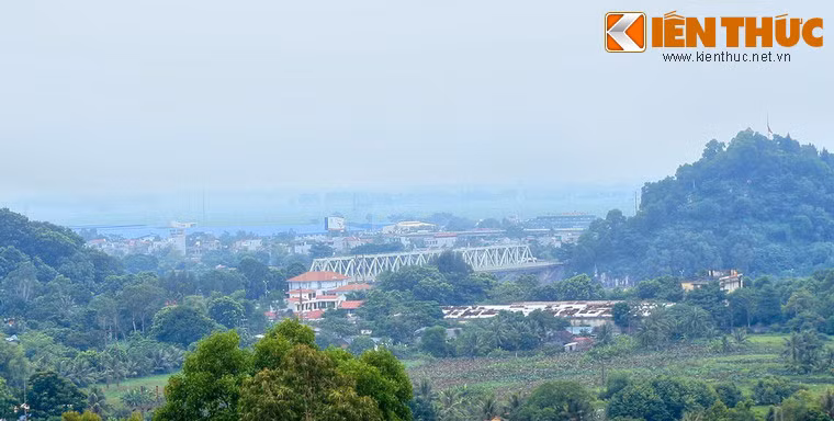  Cầu Hàm Rồng có vị trí giao thông rất quan trọng là cầu đường sắt duy nhất đi qua sông Mã. Khi Mỹ tiến hành chiến tranh phá hoại miền Bắc, cây cầu đã trở thành trọng điểm của cuộc đấu tranh đánh phá và bảo vệ giao thông. Không quân Mỹ đã liên tục đánh phá cầu với cường độ rất cao và với các chiến thuật khác nhau.