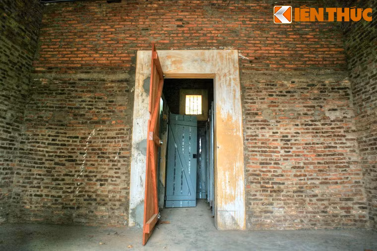 Vào ngày 30/11/1958, với ý đồ thủ tiêu các tù nhân loại A (loại nguy hiểm nhất, theo cách phân loại của nhà tù), bọn quản ngục đã trộn thuốc độc vào bánh mỳ và cấp phát cho tù nhân, khiến hàng trăm người bị ngộ độc chết.