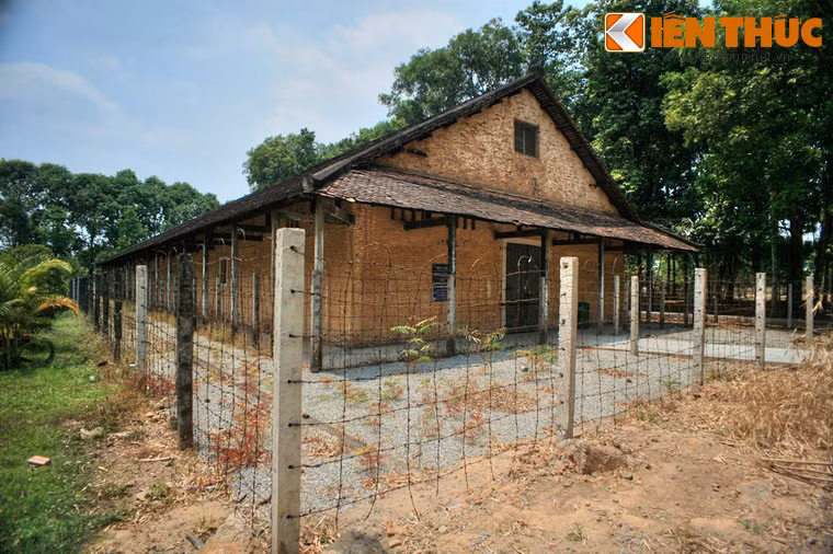 Số tù nhân được đưa về nhà tù Phú Lợi đợt đầu tiên có 4 nữ và khoảng 100 nam, đến cuối năm 1957 tăng lên 3.000 tù nhân.