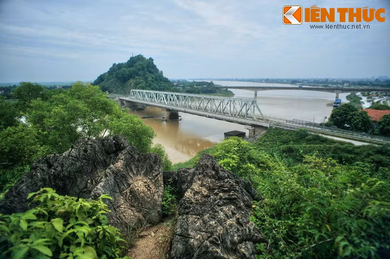1. Bắc qua sông Mã ở vị trí cách thành phố Thanh Hoá 4 km về phía Bắc, cầu Hàm Rồng là một di tích lịch sử đặc biệt của cuộc kháng chiến chống Mỹ. Cầu được xây dựng năm 1904, bị phá hủy trong chiến sự năm 1946. Năm 1962 cầu Hàm Rồng mới được khởi công xây dựng, khánh thành ngày 19/5/1964.