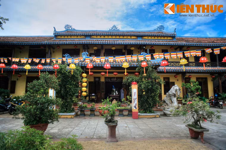 Nhìn chung, lối kiến trúc của chùa mang đậm phong cách nhà cổ ở Hội An.