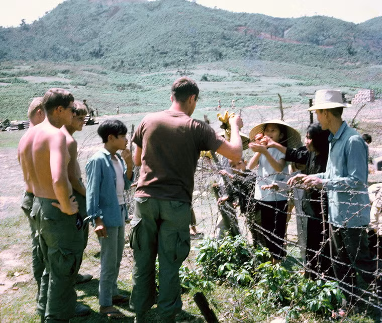 Người dân bán hoa quả cho lính Mỹ.
