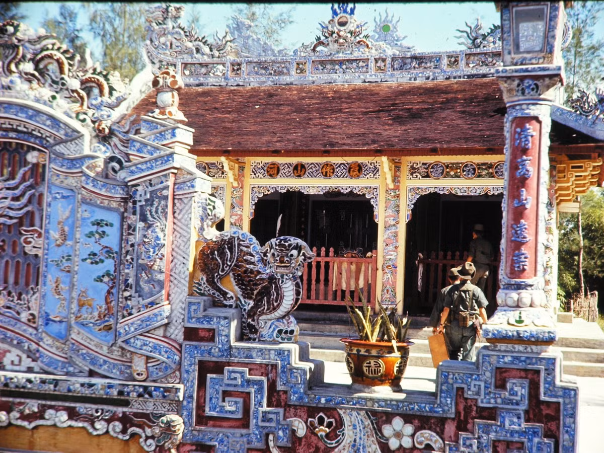 Lính Mỹ khám phá một khu lăng mộ ở Huế.