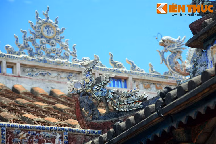 Đình có một hệ thống các con giống được tạo hình rất sinh động và độc đáo trang trí cho các bộ phận kiến trúc.