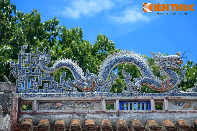 Hình tượng rồng trên bờ nóc chính điện.