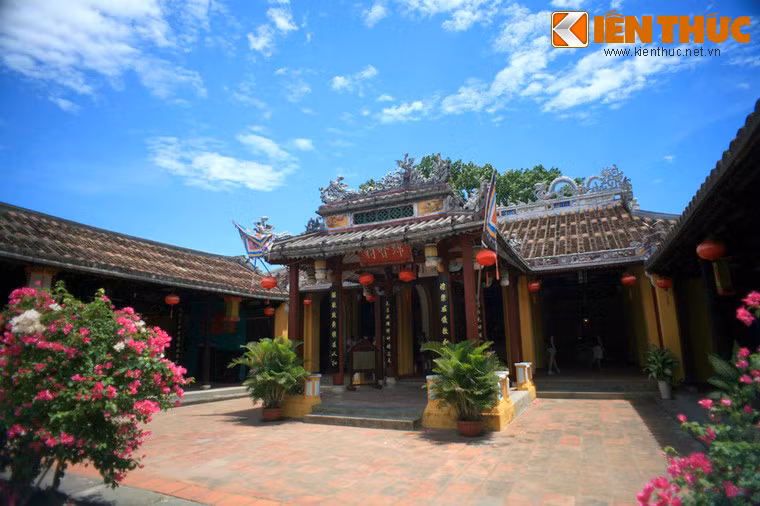 Kiến trúc của đình được tạo hình theo chữ “Quốc” với chính điện là công trình trung tâm.