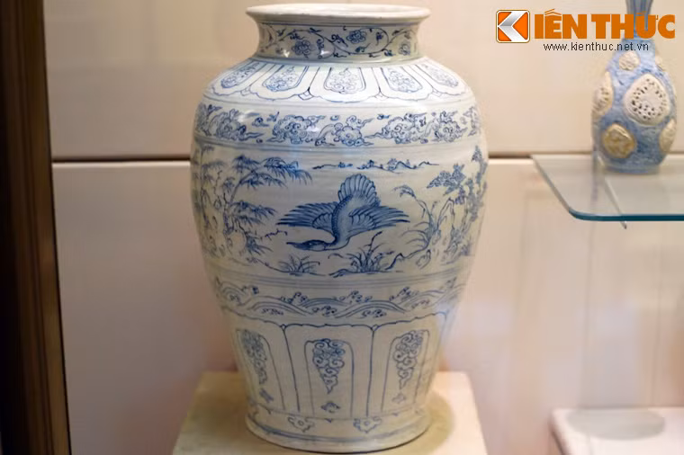 3. Được lưu giữ tại Bảo tàng Lịch sử Quốc gia, bình gốm hoa lam vẽ thiên nga thời Lê Sơ là chiếc bình gốm cổ đầu tiên được công nhận là bảo vật quốc gia của Việt Nam. Bình có niên đại từ thế kỷ 15, chiều cao 56,5cm, được khai quật tại tàu đắm Cù Lao Chàm năm 1999 - 2000.