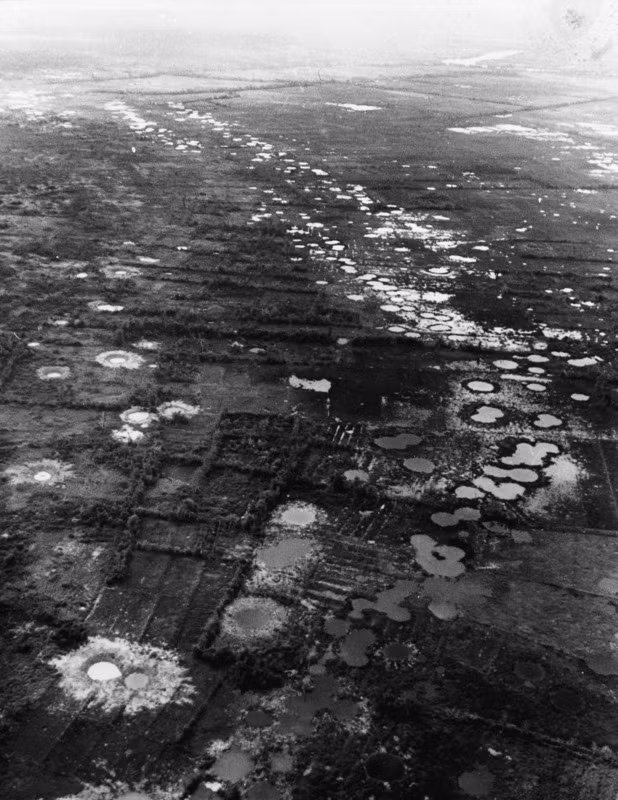 Những hố bom dày đặc trên ruộng đồng phía Tây Sài Gòn do máy bay B-52 của Mỹ gây ra, năm 1966. Hầu hết các khu vực như thế này đều nông dân bỏ hoang do không canh tác được nữa.