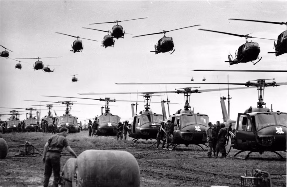 Cuộc hành quân bằng trực thăng của lính Mỹ về phía Đông Bắc Sài Gòn năm 1966, giai đoạn đầu của chiến tranh Việt Nam, ảnh của Henri Huet. Đến Việt Nam từ năm 1965, ông đã bị thương nặng vào năm 1967 và đã được AP chuyển về văn phòng tại Tokyo. Nhưng ngay sau đó ông lại yêu cầu được chuyển trở lại chiến trường Việt Nam.