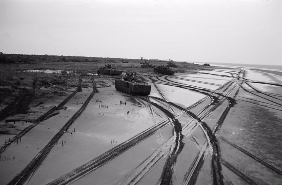 Xe đổ bộ lưỡng cư của Mỹ đưa quân lên bãi biển thuộc bán đảo Thanh Phú, đồng bằng Sông Cửu Long, khoảng 55 dặm vệ phía Nam Sài Gòn, ngày 6/1/1967. Đây là những toán lính Mỹ đầu tiên trực tiếp tham chiến ở vùng trung tâm đồng bằng sông Cửu Long.