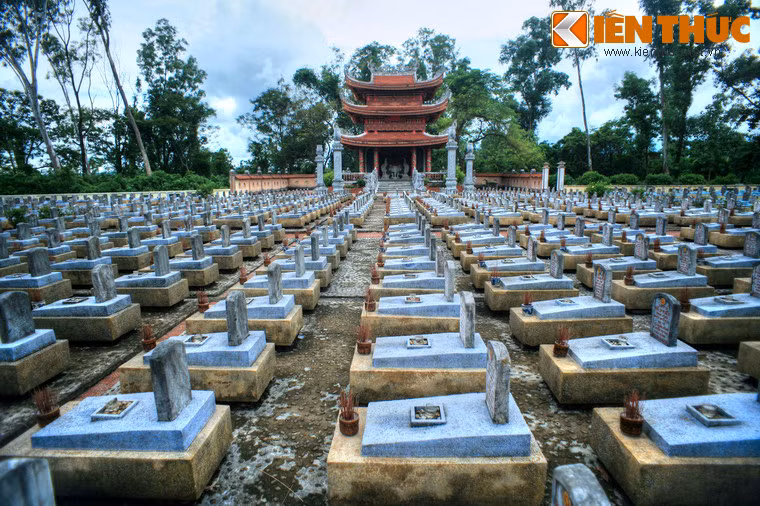 Là tỉnh có khu phi quân sự vĩ tuyến 17, giới tuyến chia cắt hai miền Bắc - Nam sau 1954, đất lửa Quảng Trị đã trở thành biểu tượng cho cuộc đấu tranh kiên cường của người Việt Nam trong công cuộc giải phóng dân tộc.