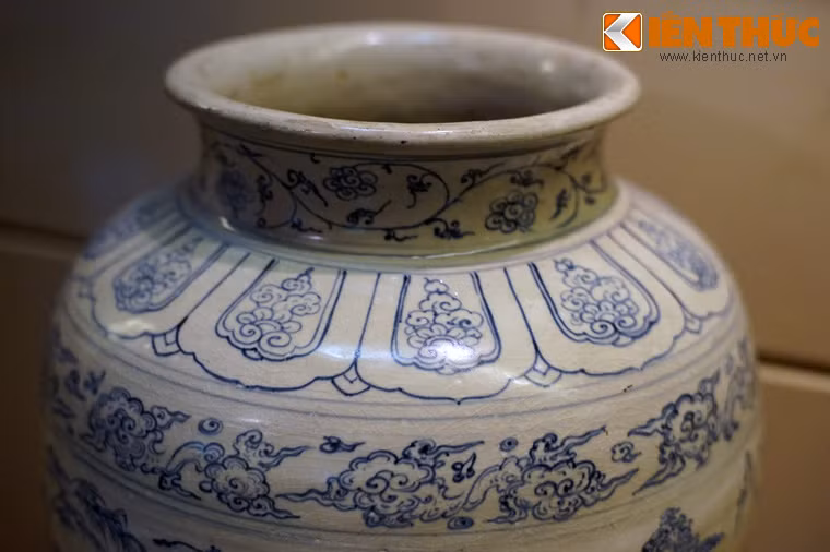 Bình có màu trắng vẽ hoa lam, miệng loe tròn, thân phình, thuôn dần xuống đáy.