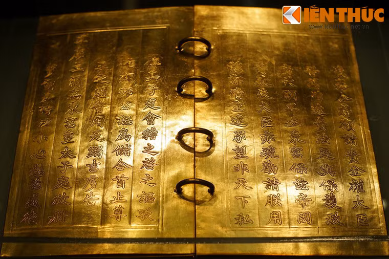 Từ nay tới tháng 8/2016, lần đầu tiên Bảo tàng Lịch sử quốc gia Việt Nam mở cửa trưng bày chuyên đề giới thiệu một phần bộ sưu tập kim sách triều Nguyễn - một loại thư tịch cổ đặc biệt trong lịch sử Việt Nam.