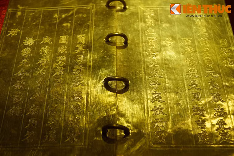 Bố cục sách văn thường gồm 3 phần: mở đầu ghi niên hiệu và tên người dâng, ban kim sách; chính văn nêu lý do, ca ngợi phẩm hạnh, công đức người được dâng, ban kim sách và cuối cùng là tước hiệu được tôn, phong cùng những lời chúc tụng, những điều răn bảo cho được xứng với tước hiệu mới.