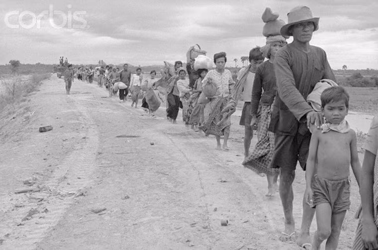 Dòng người di tản kéo về Phnom Penh, tháng 1/1975.