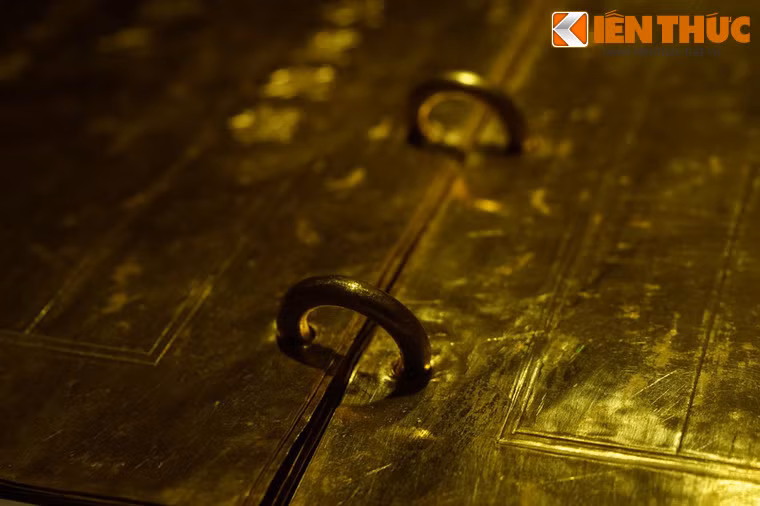 Trong suốt 143 năm tồn tại của triều Nguyễn, số lượng kim sách được làm ra chắc chắn là rất nhiều. Thật tiếc là do những biến động của lịch sử, những báu vật này đã bị hủy hoại hoặc thất lạc gần hết... (Hình ảnh trong bài chụp tại Bảo tàng Lịch sử Quốc gia Việt Nam).