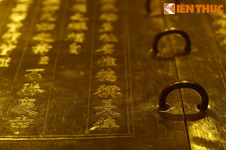 Ngược dòng lịch sử, việc làm kim sách nhà Nguyễn được giao cho bộ Lễ. Trước hết, kim sách được dùng cho lễ đăng quang của vua. Sử chép: “Đến ngày làm lễ, đặt nghi lễ đại triều ở điện Thái Hòa, hoàng đế tới ngự, bách quan kính đưa sách vàng lên, dâng tôn hiệu và bài biểu, làm lễ khánh hạ”.