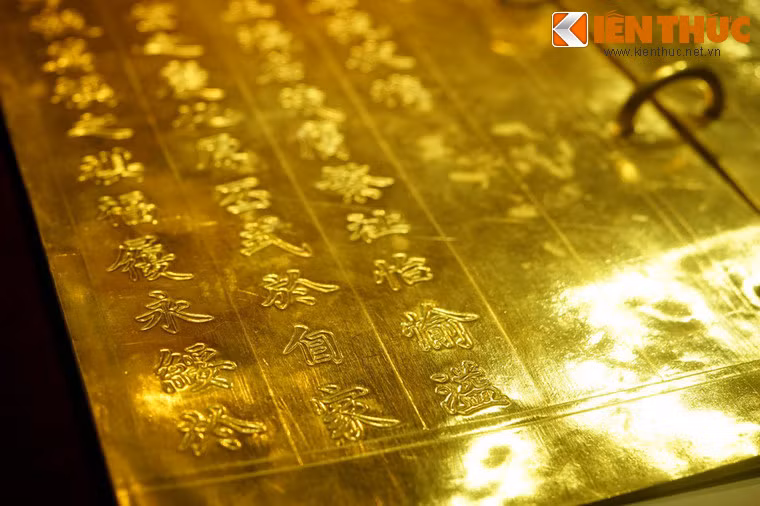Nội dung của các kim sách được viết theo lối biền ngẫu, ca tụng công lao của người gắn với cuốn sách. Qua nội dung khắc trong kim sách, người ta có được nhiều thông tin hữu ích về lịch sử, tư tưởng đạo đức, điển chế, điển lễ... đương triều.