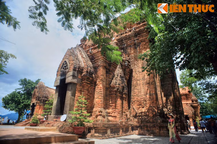 Tháp thờ chính ở dãy trước có quy mô lớn nhất, cao khoảng 23 mét, là tháp Po Nagar, hay gọi là tháp Bà. Nguyên thủy đây là tháp thờ thần Parvati, vợ thần Shiva. Quanh tháp Bà có ba tòa tháp nhỏ hơn.