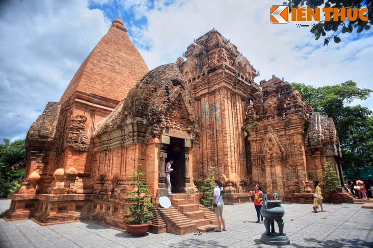 Theo các nhà nghiên cứu, nhóm tháp Chăm được xây dựng và tu bổ qua nhiều thời kỳ, từ thế kỷ 7 đến thế kỷ 12, thời kỳ đạo Hindu đang cường thịnh ở Chăm Pa. Tổng thể kiến trúc của tháp Po Nagar gồm 3 tầng, tầng trên cùng là nơi các tòa tháp được xây dựng.