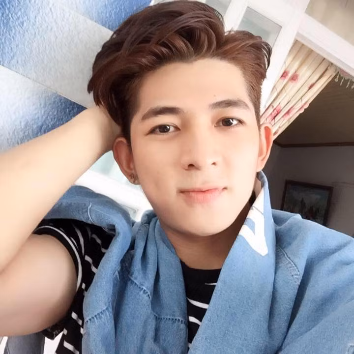 Hoàng Đạt chia sẻ bức ảnh cậu bán bánh tráng được chụp cách đây hơn một tháng, trong lúc Đạt tranh thủ thời gian rảnh trông hàng bánh tráng giúp một người bạn. Trời nóng nên Đạt cởi trần, không ngờ bức ảnh do bạn anh chụp lén lại tạo nên cơn sốt trên mạng lớn đến vậy.