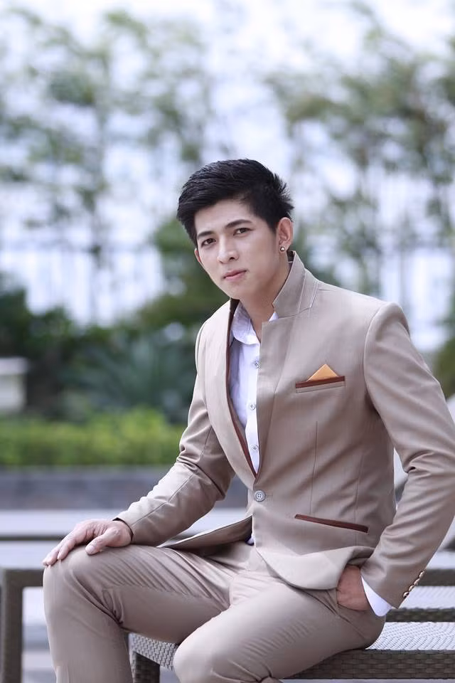 Trên mạng Việt từng xuất hiện nhiều hot girl bán hàng rong, hot girl bán báo, hầu hết những cô gái này sau đó đều trở thành những hot girl có lượng fan đông đảo. Hoàng Đạt cũng tình cờ "nổi tiếng" bằng cách tương tự nhưng anh chàng đẹp trai, sống giản dị này lại hoàn toàn không thích việc có quá nhiều người quan tâm, hàng ngày gửi tin nhắn cho mình.